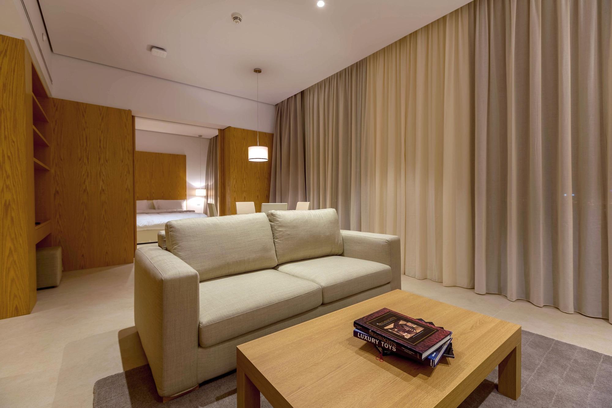 Delta Hotel Apartments Kuwait City Exterior foto A living room in a suite at the Ritz-Carlton, Dubai