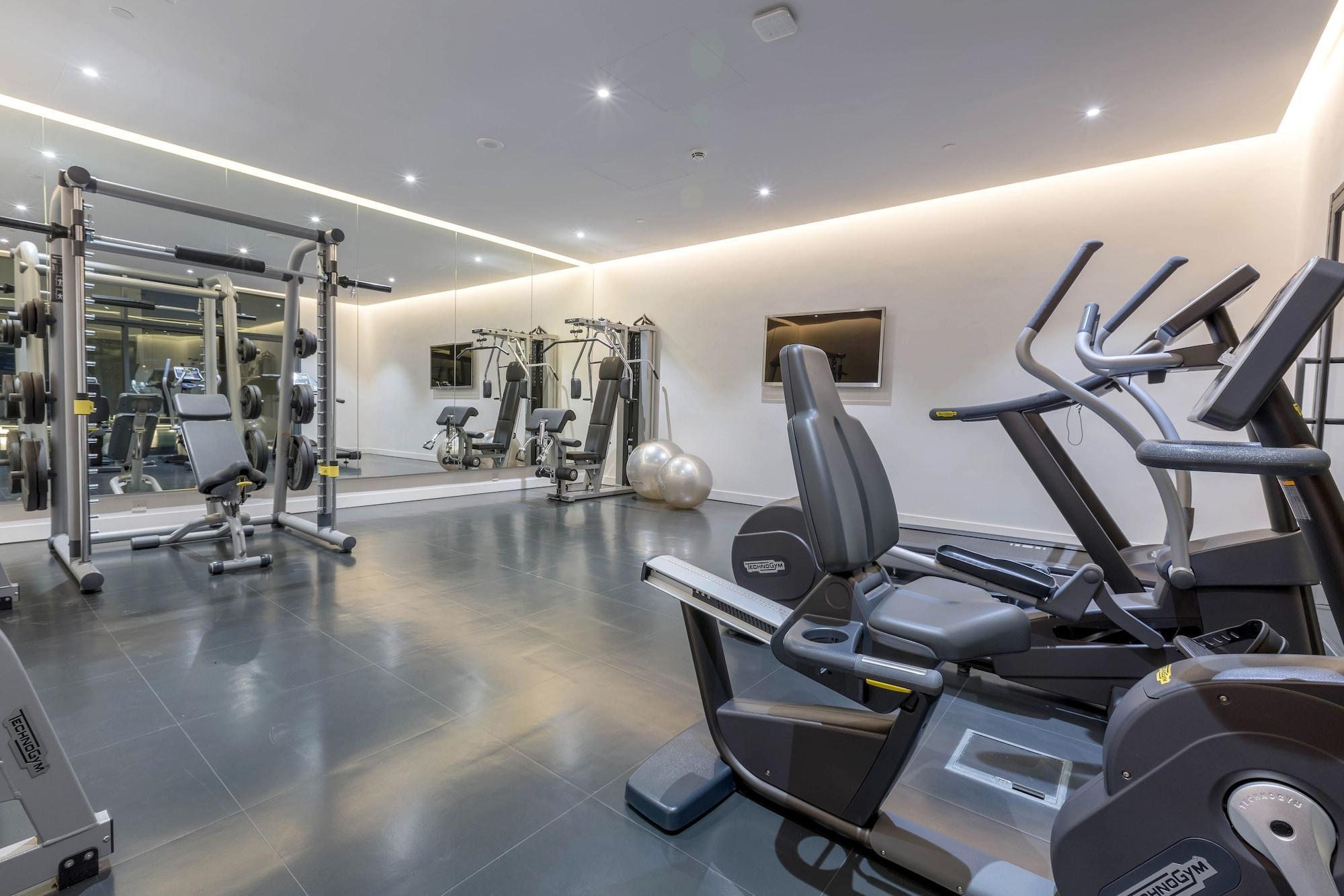 Delta Hotel Apartments Kuwait City Exterior foto The gym at The Ivy Collection